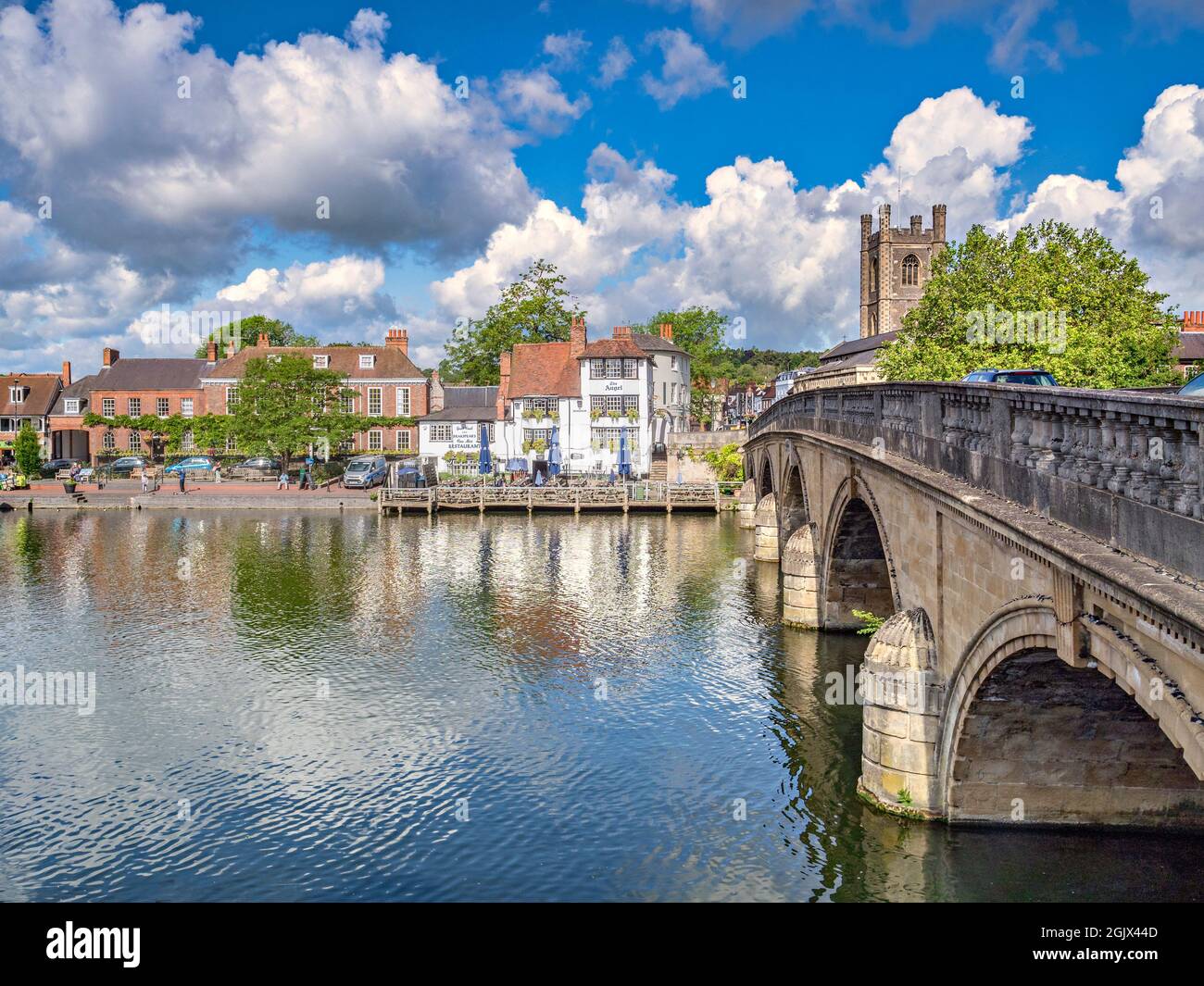 6 juin 2019 : Henley on Thames, Royaume-Uni - le pont Henley et la Tamise, avec le pub et restaurant Angel Riverside. Banque D'Images