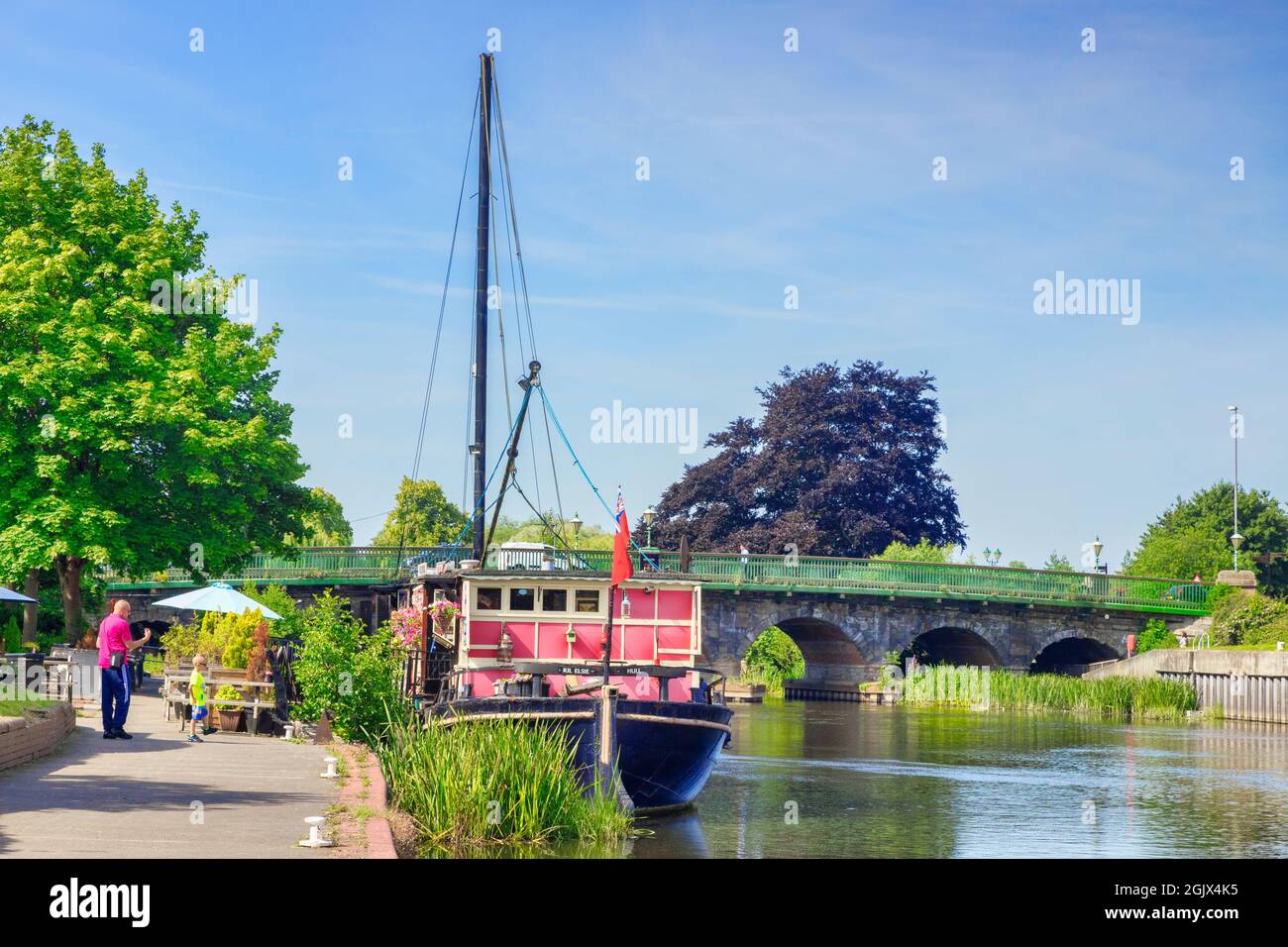 4 juillet 2019 : Newark on Trent, Notinghamshire, Royaume-Uni - The Castle Barge, célèbre pub flottant, amarré sur la rivière Trent. Homme et garçon regardant le bateau. Banque D'Images