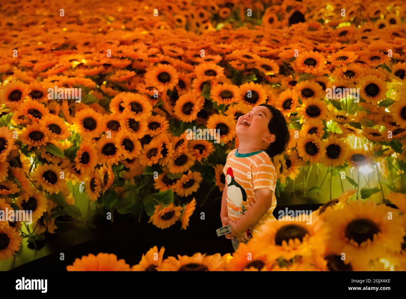 Londres, Royaume-Uni. 12 septembre 2021. Un enfant enchanté par les tournesols à l'expérience multimédia immersive Van Gogh Alive dans les jardins de Kensington Credit: Andy Sillett/Alay Live News Banque D'Images