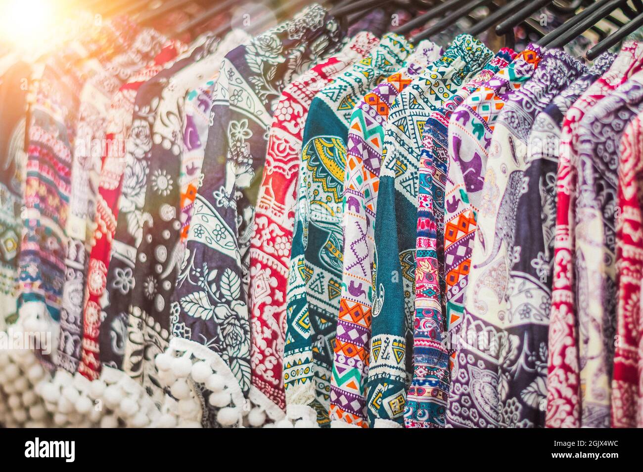 Vêtements accrochés sur un rack dans un marché aux puces Boutique souvenir  en Thaïlande Photo Stock - Alamy