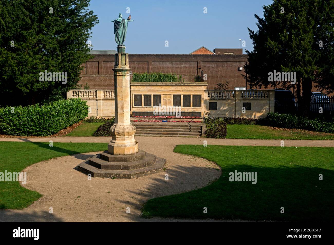 Le mémorial de guerre et la statue de l'Ange de la Miséricorde, Castle Hill, Hinckley, Leicestershire, Angleterre, ROYAUME-UNI Banque D'Images