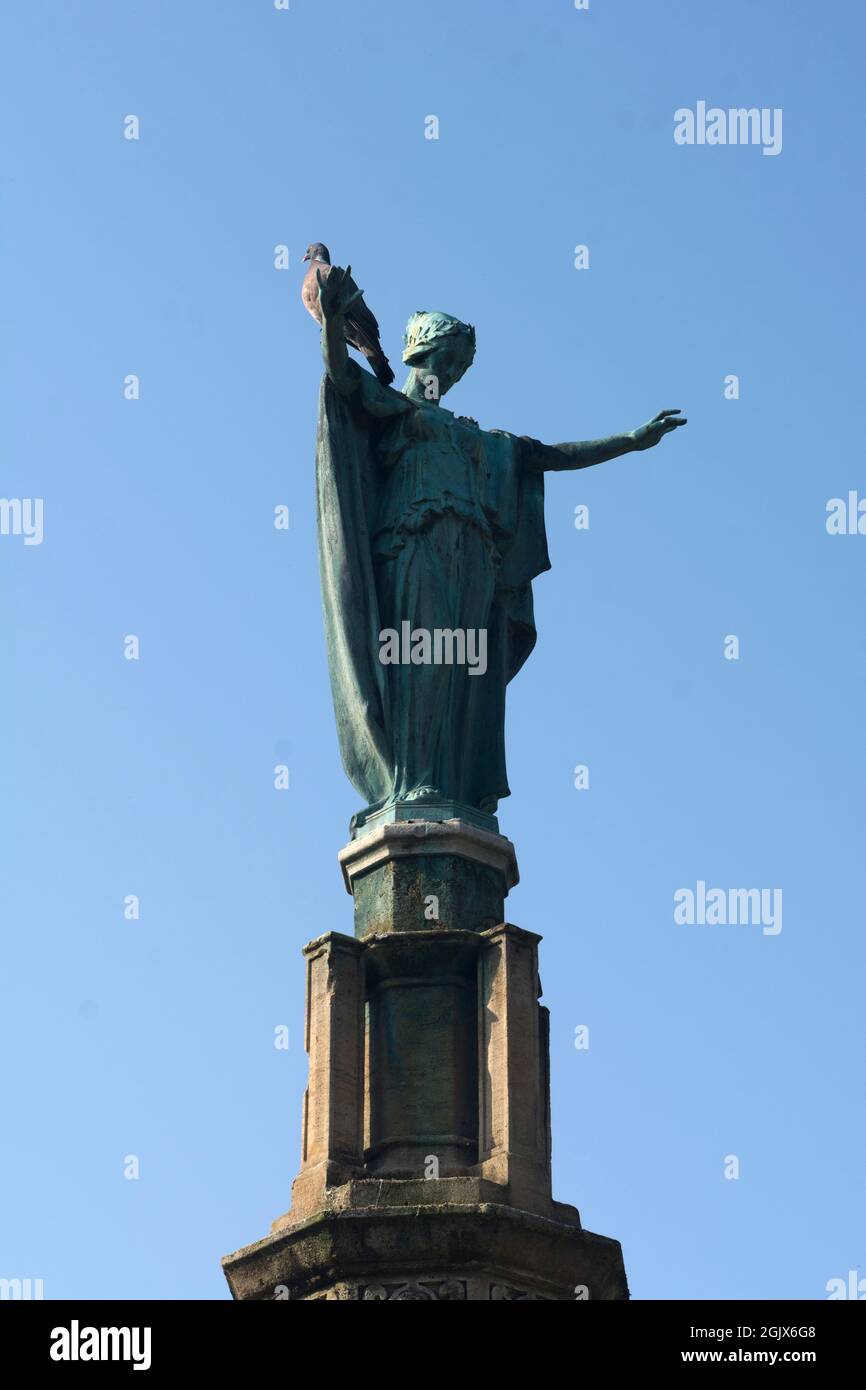 Statue d'Ange de Miséricorde au mémorial de guerre, Castle Hill, Hinckley, Leicestershire, Angleterre, ROYAUME-UNI Banque D'Images