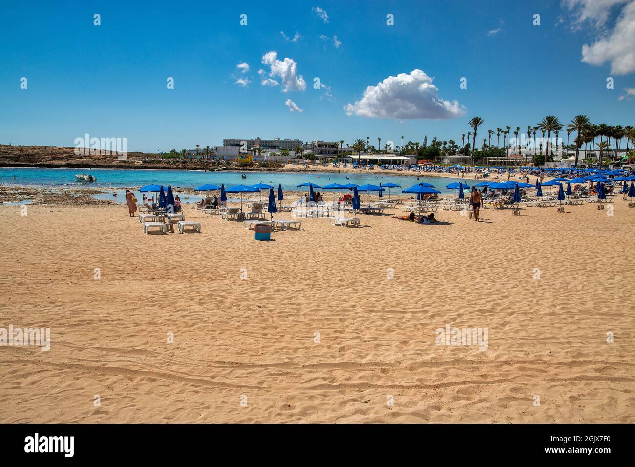 AYIA NAPA, CHYPRE - 23 MAI 2021 : les gens visitent la célèbre plage de Vathia Gonia. Ayia Napa est une station touristique à l'extrémité est de la côte sud o Banque D'Images