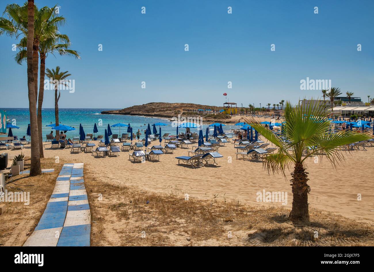AYIA NAPA, CHYPRE - 23 MAI 2021 : les gens visitent la célèbre plage de Vathia Gonia. Ayia Napa est une station touristique à l'extrémité est de la côte sud o Banque D'Images