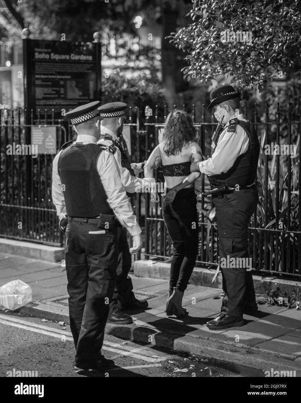 Une femme est arrêtée à Soho, Londres. Banque D'Images