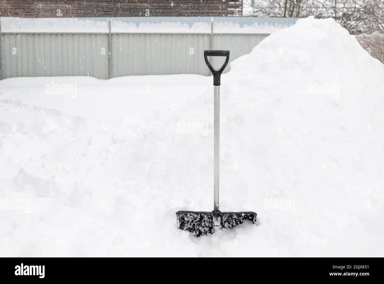 pelle à neige se tenant debout dans la neige profonde Banque D'Images