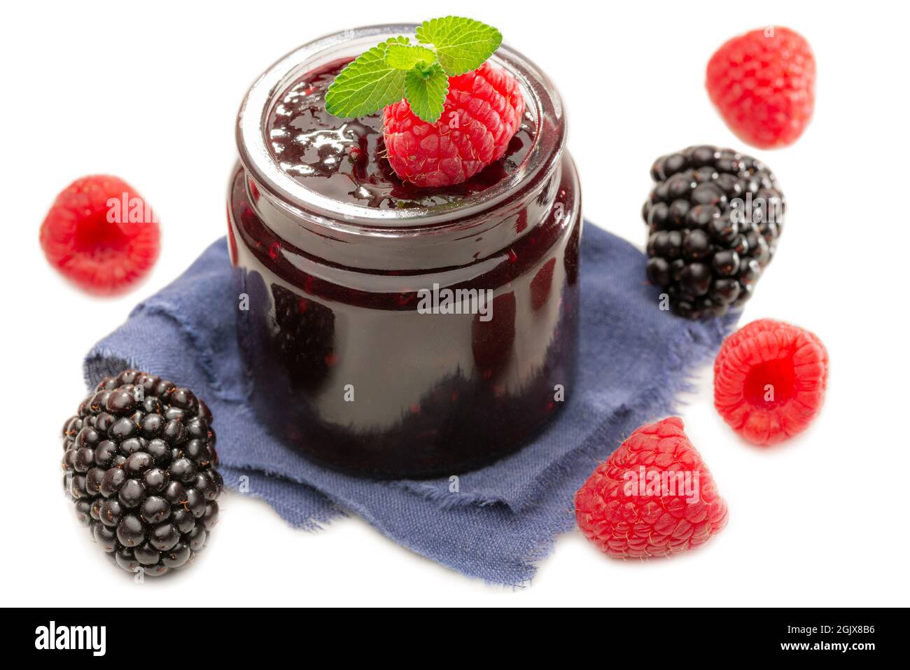 Confiture de baies sauvages avec des mûres fraîches et des framboises isolées contre du blanc Banque D'Images