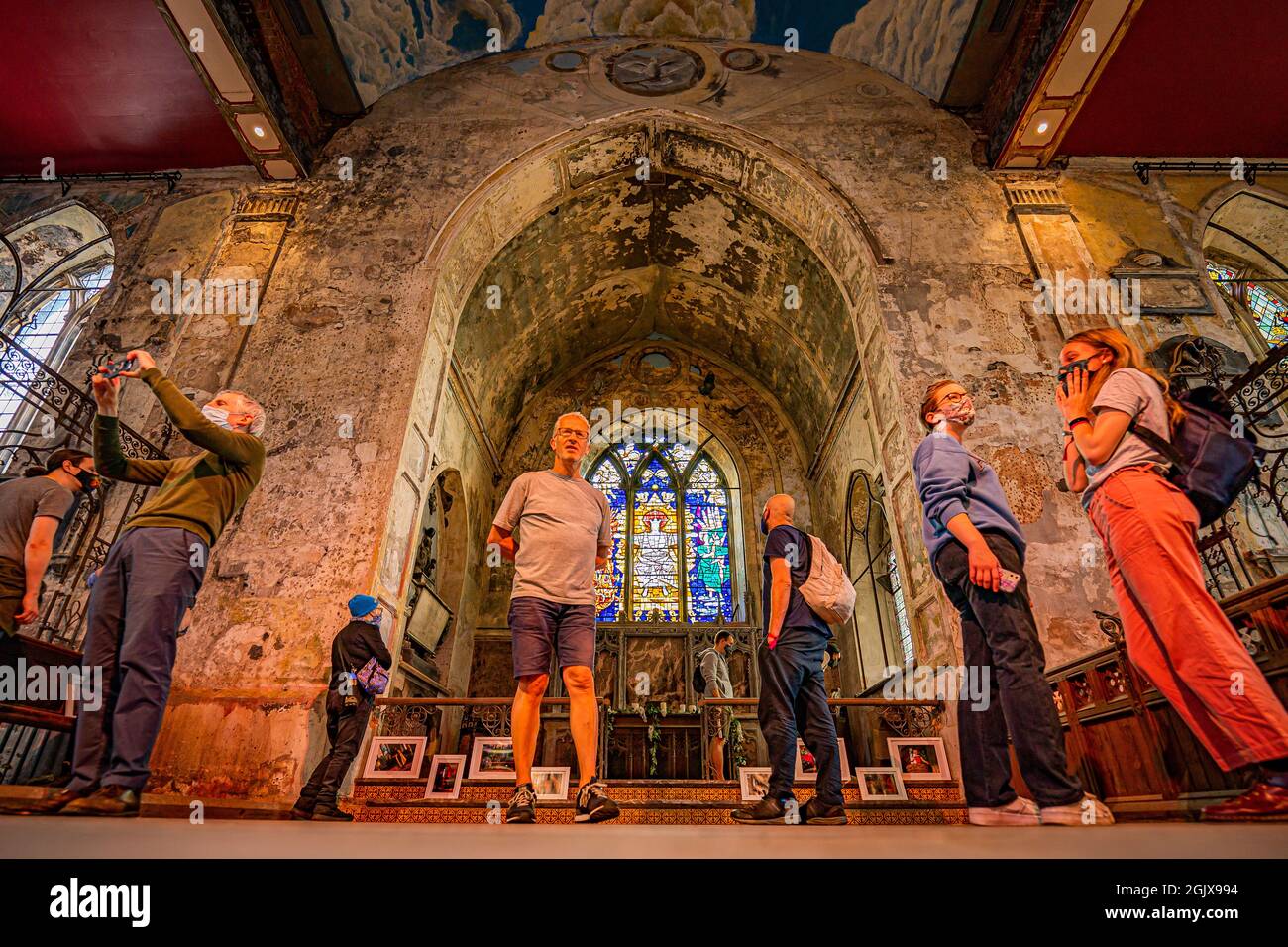 Les gens regardent autour de l'intérieur de la catégorie II de St Michael sur le Mont sans église à Bristol, pendant le week-end "Bristol portes ouvertes", où les visiteurs peuvent participer à des visites, habituellement invisibles, de l'intérieur des bâtiments à travers la ville. Date de la photo: Dimanche 12 septembre 2021. Banque D'Images