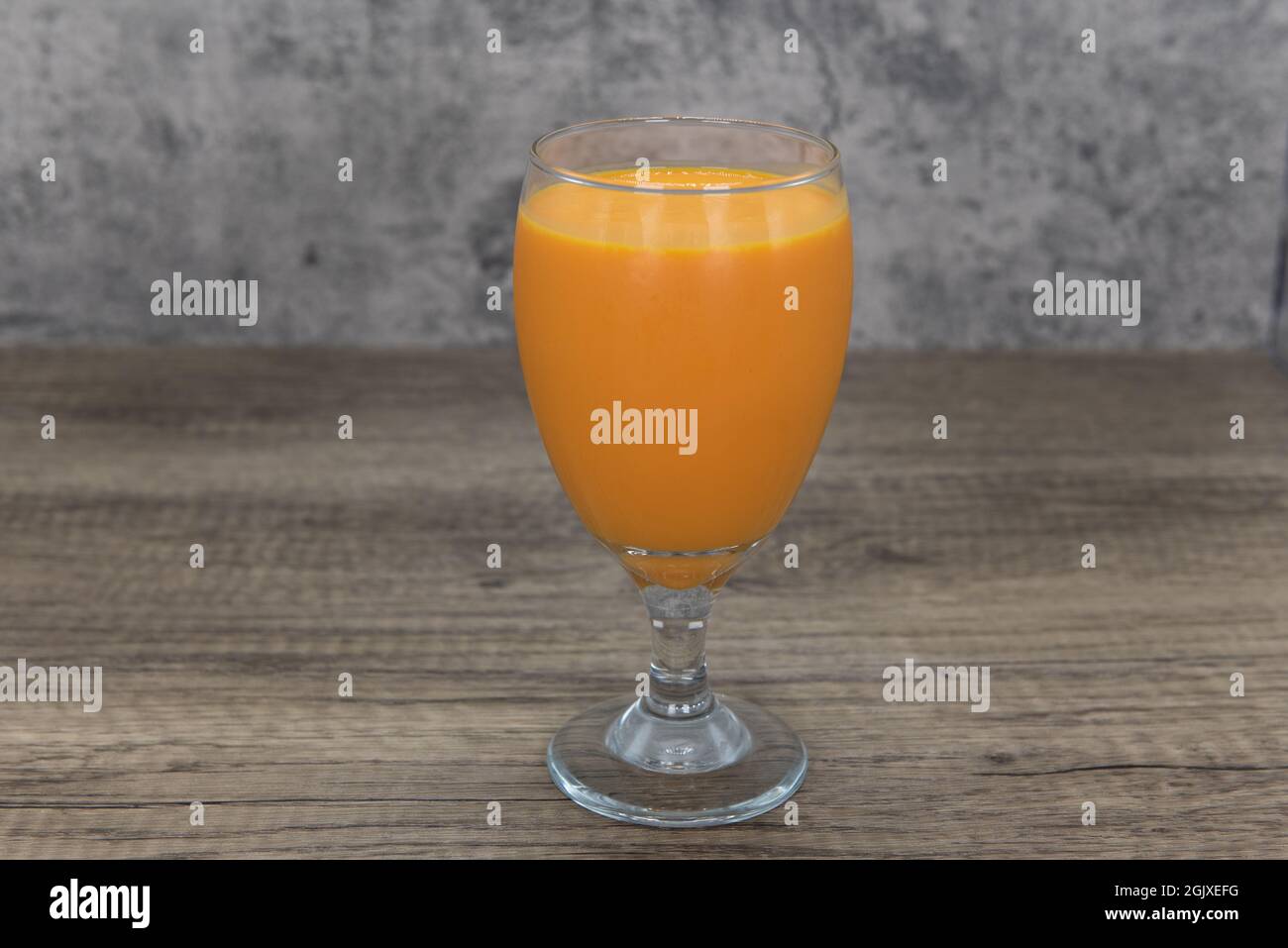 La boisson aux fruits au gobelet de lassi à la mangue offrira une saveur d'orange douce comme boisson. Banque D'Images