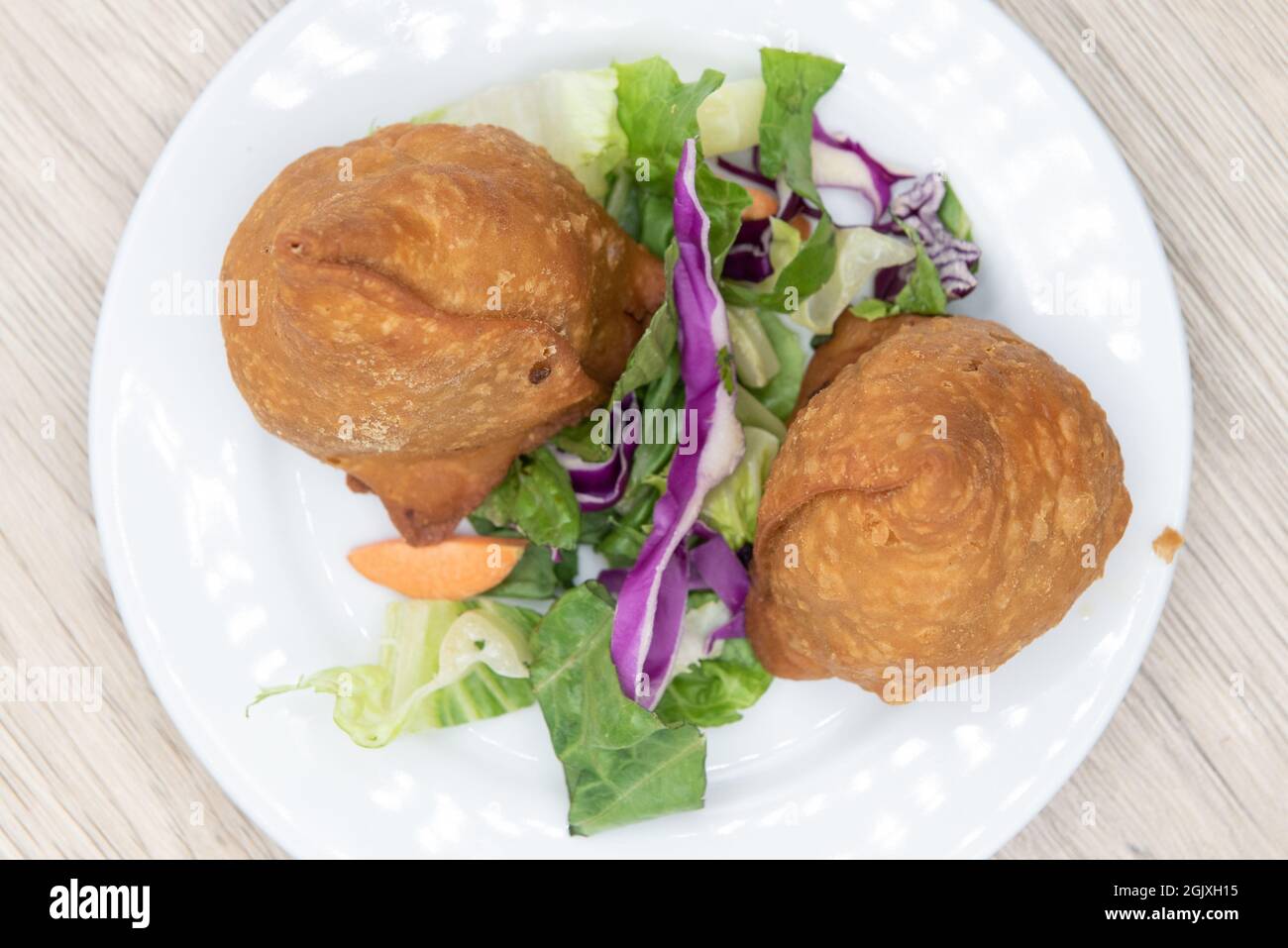 Vue en hauteur de l'apéritif frit de la pomme de terre samosa du restaurant indien cuisiné et assaisonné parfaitement. Banque D'Images