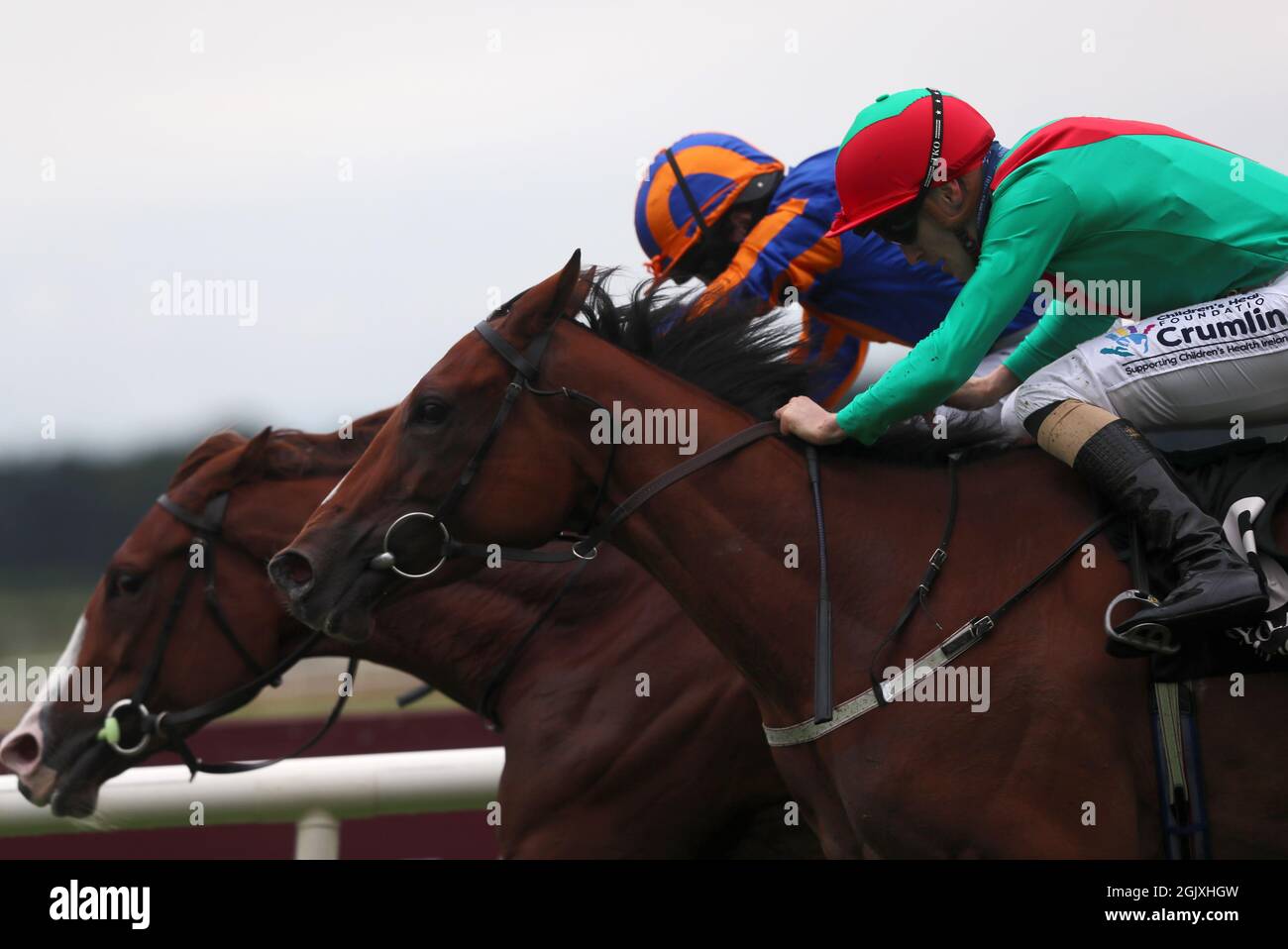 William Lee à bord de la petite Coco (à droite) sur le chemin de la victoire des joyaux de Moyantireflet Blandford lors de la deuxième journée du week-end des champions irlandais de Longines à l'hippodrome de Curragh. Date de la photo: Dimanche 12 septembre 2021. Banque D'Images