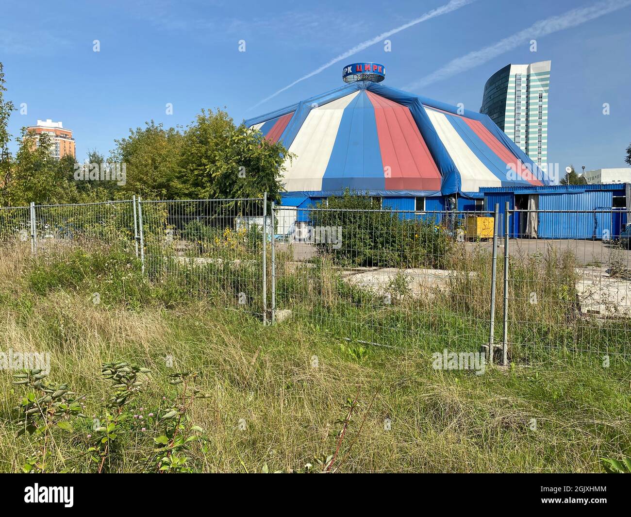 tente de cirque le jour d'été sec et ensoleillé Banque D'Images