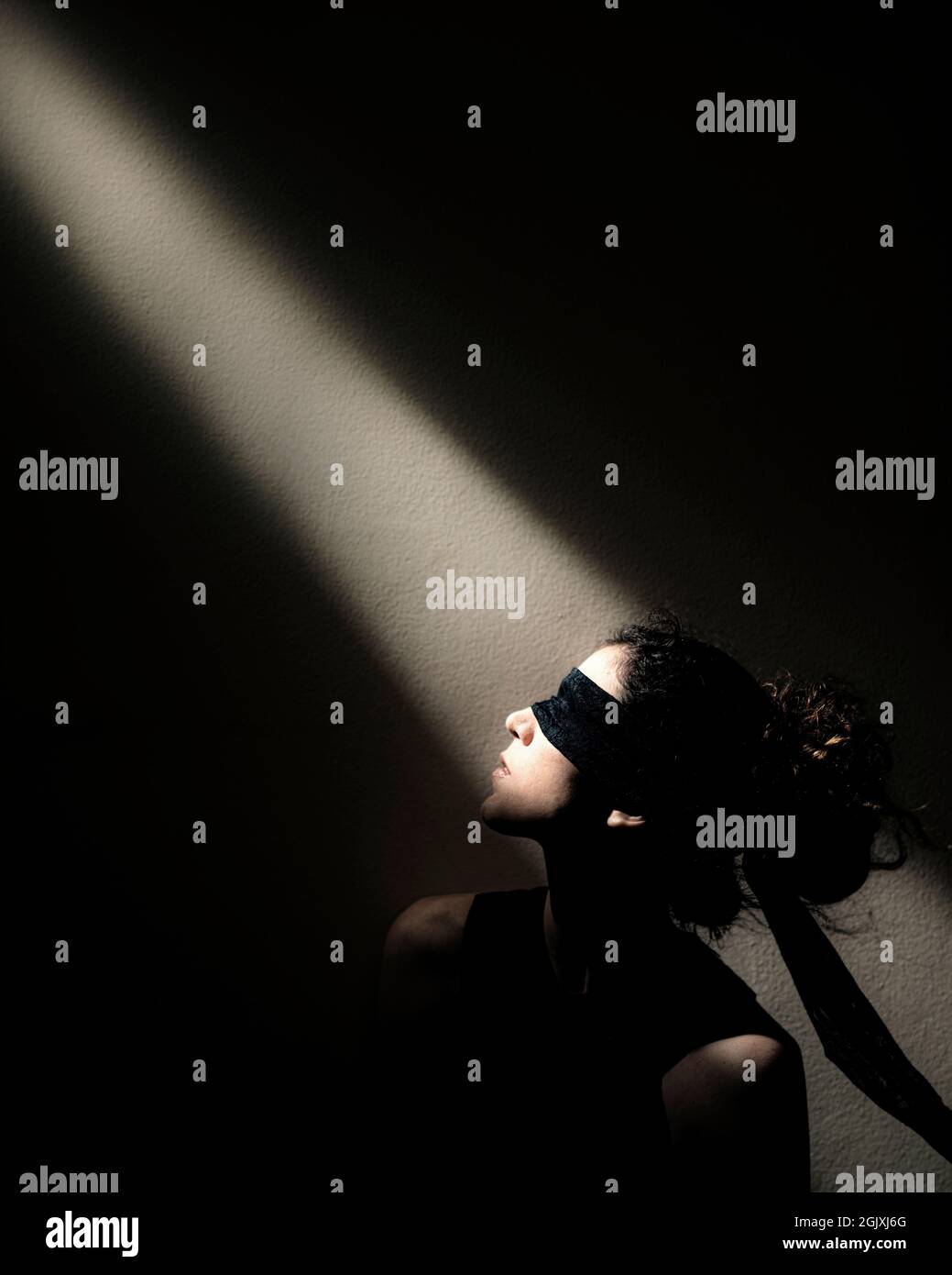 La femme bandée 'regarde' un faisceau de lumière - à la recherche de votre vision Banque D'Images