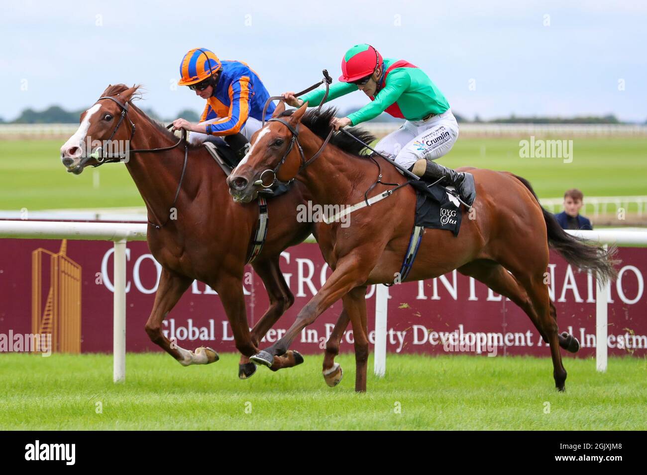 Kildare, Irlande. 12 septembre 2021. 12 septembre 2021: La petite Coco (IRE) #6, monté par le jockey Billy Lee Noses Out Love (IRE) #1 monté par le jockey Ryan Moore pour gagner le groupe 2 Blandford Stakes sur le gazon sur le week-end des champions irlandais à l'hippodrome de Curragh à Kildare, Irlande, le 12 septembre 2021. Shamela HanleyEclipse SportswireCSM/Alamy Live News Banque D'Images