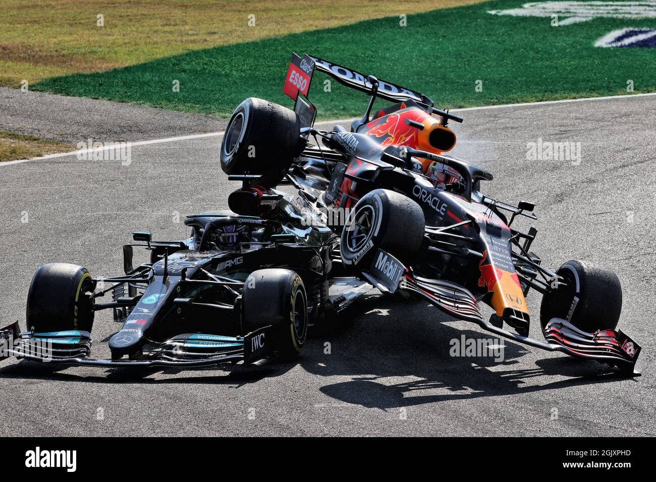 Monza, Italie. 12 septembre 2021. Max Verstappen (NLD) Red Bull Racing RB16B et Lewis Hamilton (GBR) Mercedes AMG F1 W12 crash au premier chicane. 12.09.2021. Championnat du monde de Formule 1, Rd 14, Grand Prix d'Italie, Monza, Italie, Jour de la course. Le crédit photo doit être lu : images XPB/Press Association. Crédit : XPB Images Ltd/Alamy Live News Banque D'Images