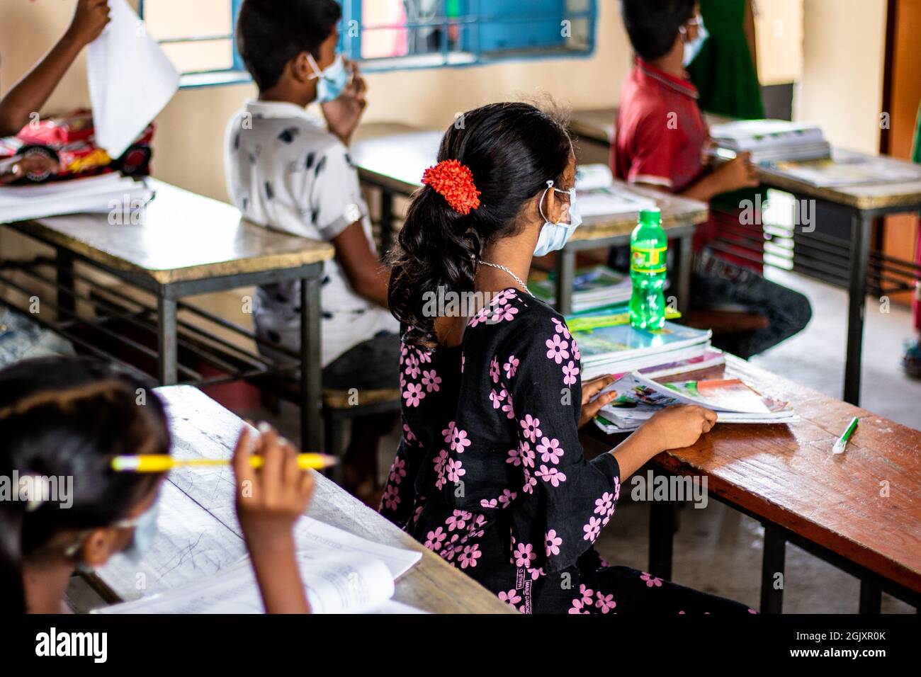Une jeune fille entend avec soin le taecher alors qu'elle est arrivée à l'école après un long moment le 12 septembre 2021 dans la division Barishal. Les écoles sont ouvertes dans tout le Bangladesh après 1.5 ans de fermeture en raison de la situation de Covid. (MD Niamul Hossain Rifat/Sipa USA) Banque D'Images