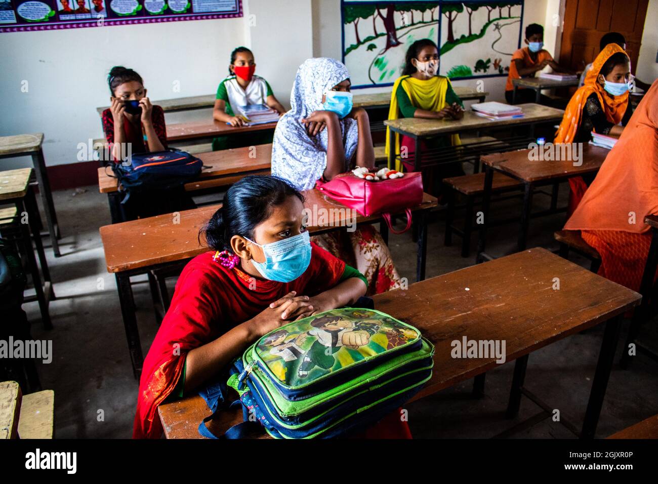 Une jeune fille entend avec soin le taecher alors qu'elle est arrivée à l'école après un long moment le 12 septembre 2021 dans la division Barishal. Les écoles sont ouvertes dans tout le Bangladesh après 1.5 ans de fermeture en raison de la situation de Covid. (MD Niamul Hossain Rifat/Sipa USA) Banque D'Images