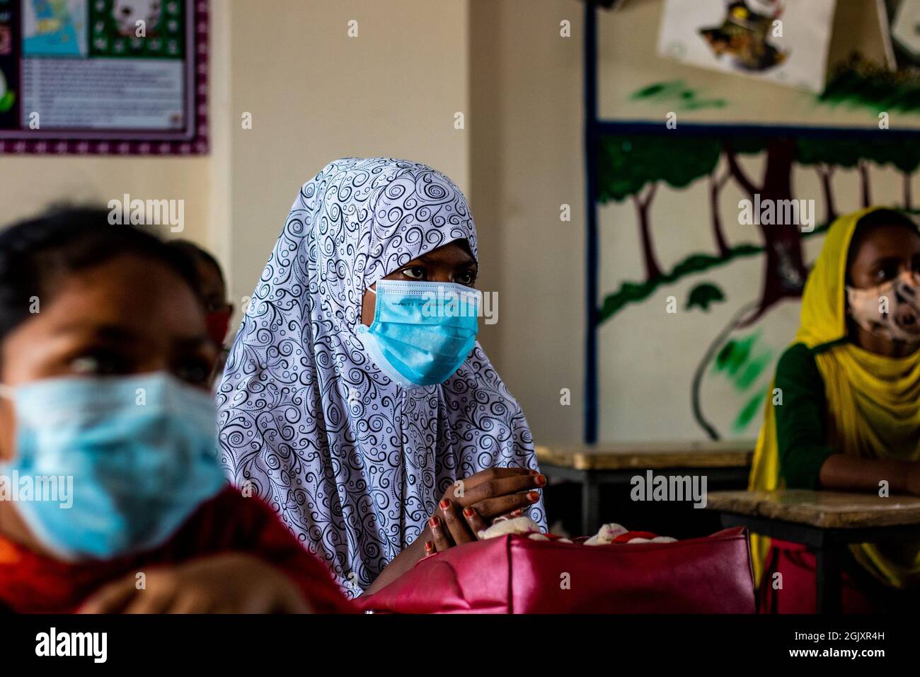 Une jeune fille entend avec soin le taecher alors qu'elle est arrivée à l'école après un long moment le 12 septembre 2021 dans la division Barishal. Les écoles sont ouvertes dans tout le Bangladesh après 1.5 ans de fermeture en raison de la situation de Covid. (MD Niamul Hossain Rifat/Sipa USA) Banque D'Images