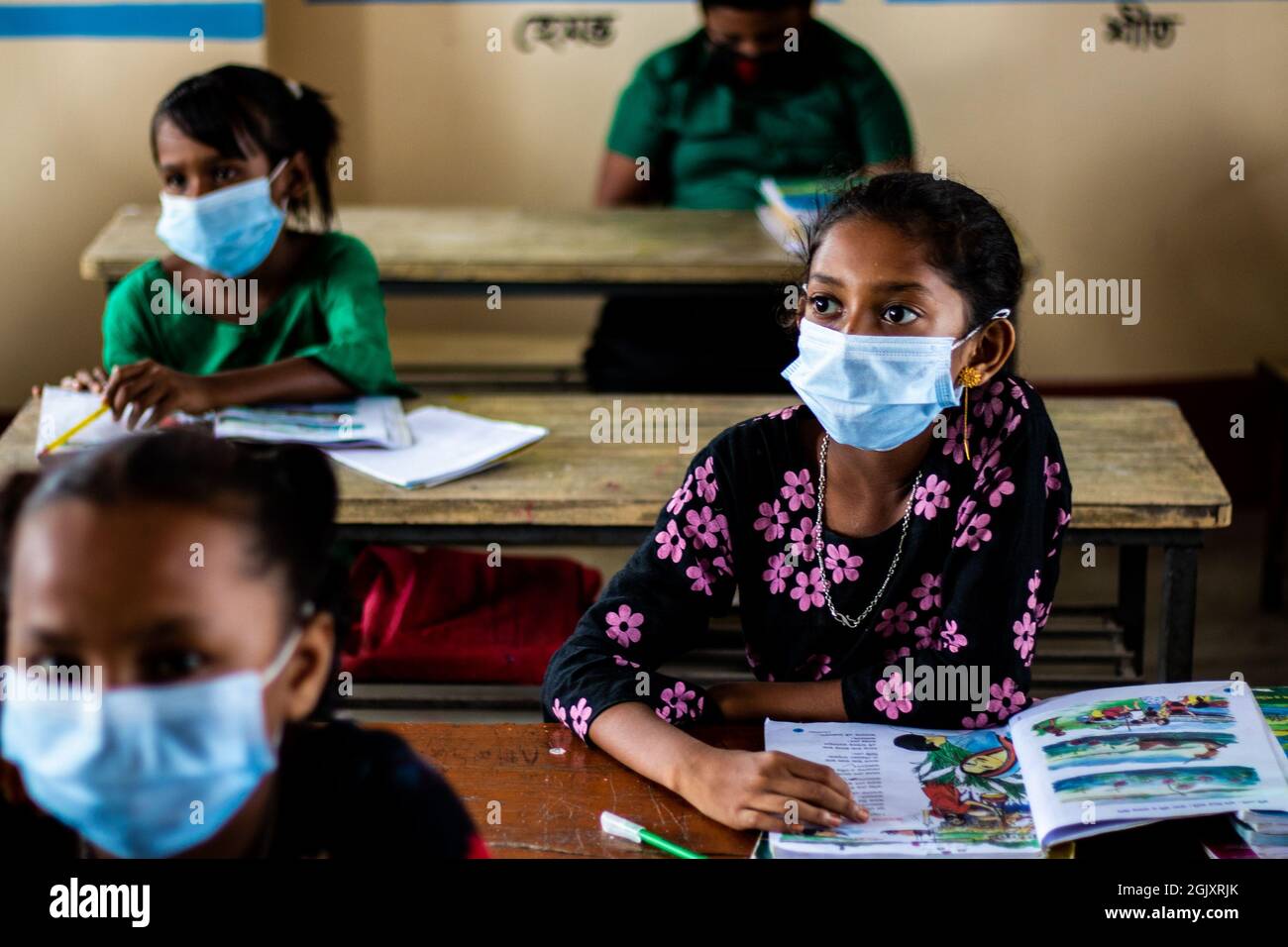 Une jeune fille entend avec soin le taecher alors qu'elle est arrivée à l'école après un long moment le 12 septembre 2021 dans la division Barishal. Les écoles sont ouvertes dans tout le Bangladesh après 1.5 ans de fermeture en raison de la situation de Covid. (MD Niamul Hossain Rifat/Sipa USA) Banque D'Images