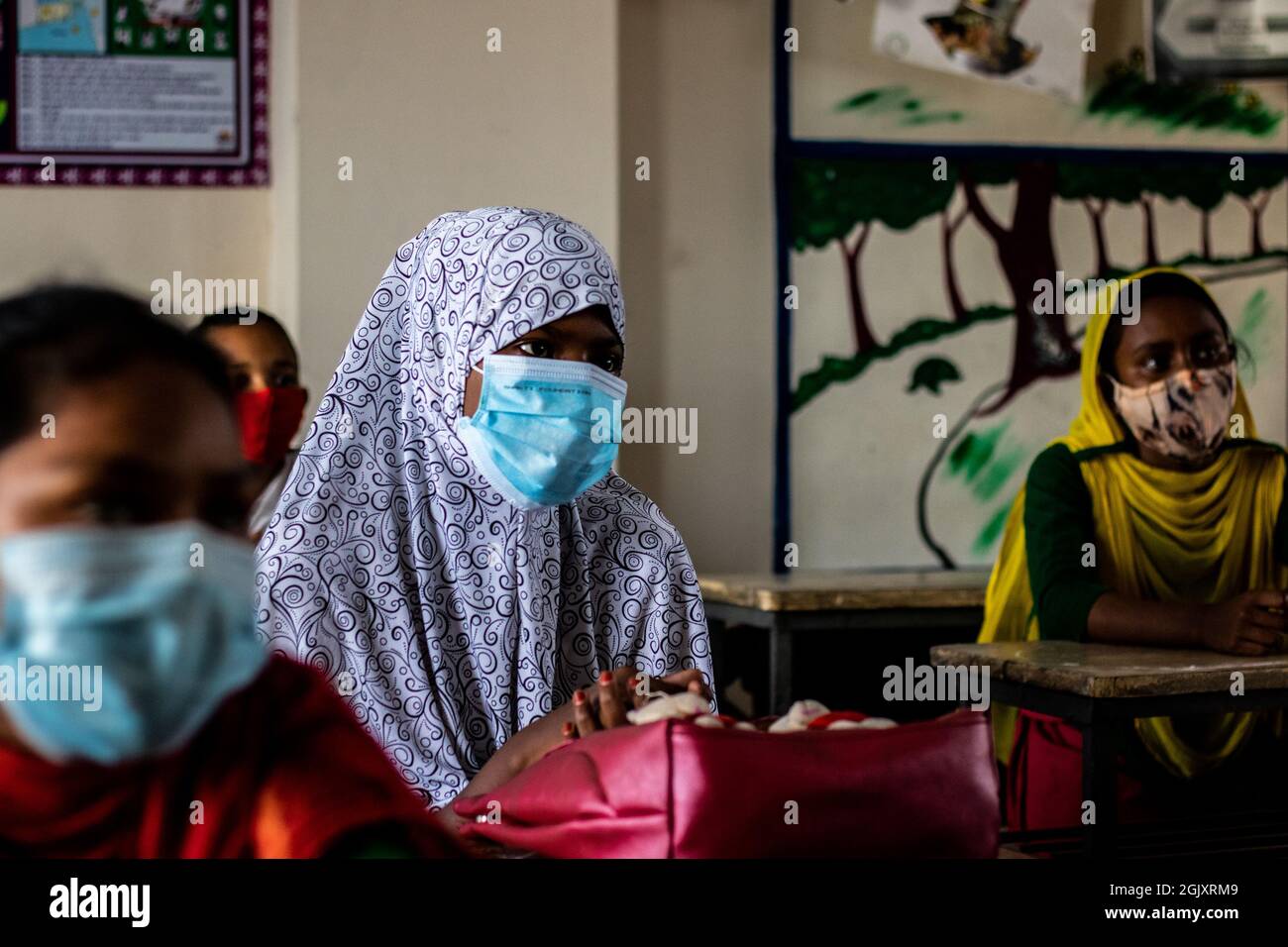Une jeune fille entend avec soin le taecher alors qu'elle est arrivée à l'école après un long moment le 12 septembre 2021 dans la division Barishal. Les écoles sont ouvertes dans tout le Bangladesh après 1.5 ans de fermeture en raison de la situation de Covid. (MD Niamul Hossain Rifat/Sipa USA) Banque D'Images