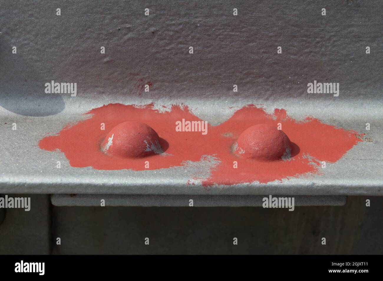 La main courante du pont est reliée par un boulon, un écrou et un rivet peints avec de la peinture primaire Banque D'Images