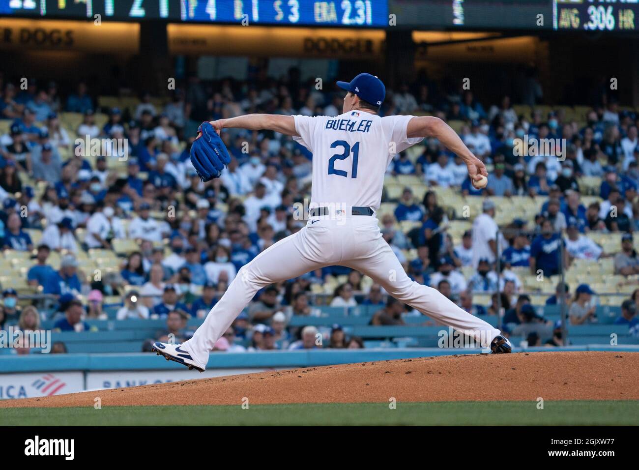 Los Angeles Dodgers départ le pichet Walker Buehler (21) lance lors d'un match MLB contre les San Diego Padres, samedi 11 septembre 2021, à Los Angel Banque D'Images