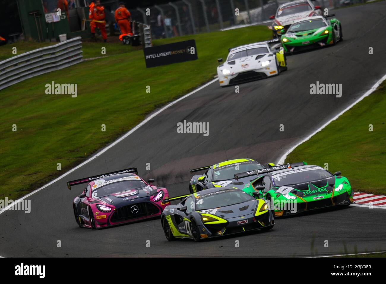 Barwell Motorsport (#1) Lamborghini Huracan GT3 Evo piloté par Adam Balon et Sandy Mitchell GT3 Pro/Am Topass Team Rocket RJN (#4) McLaren 570S GT4 piloté par Harry Hayek et Katie Milner GT4 Silver et Team Rocket RJN (#3) McLaren 570S GT4 piloté par Alain Valente et Michael Benyahia GT4 Silver Wing RAM Racing (#6) Mercedes-AMG GT3 pilotées par Ian Loggie & Yelmer Buurman GT3 Pro/Am essaie de suivre pendant le championnat Intelligent Money British GT Round 7 à Oulton Park, Little Budworth, Angleterre, le 12 septembre 2021. Photo de Jurek Biegus. Utilisation éditoriale uniquement, licence requise pour Banque D'Images