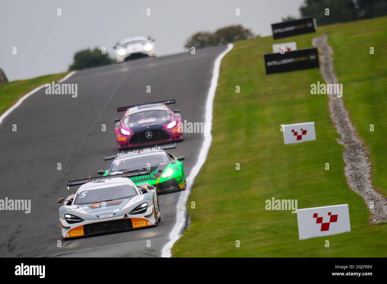 Balfe Motorsport (#5) McLaren 720S GT3 piloté par Stewart Proctor & Lewis Proctor GT3 Silver/Am leads Barwell Motorsport (#1) Lamborghini Huracan GT3 Evo piloté par Adam Balon & Sandy Mitchell GT3 Pro/Am et RAM Racing (#6) Mercedes-AMG GT3 piloté par Ian Loggie & Yelmer Buurman au cours de l'Intelligent GT3/AM Money British GT Championship Round 7 à Oulton Park, Little Budworth, Angleterre, le 12 septembre 2021. Photo de Jurek Biegus. Utilisation éditoriale uniquement, licence requise pour une utilisation commerciale. Banque D'Images