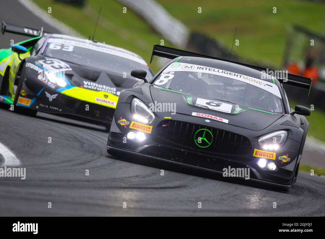 Team Abba Racing (#8) Mercedes-AMG GT3 pilotées par Richard Neary et Sam Neary GT3 Silver/Am leads Barwell Motorsport (#63) Lamborghini Huracan GT3 Evo pilotées par Leo Machitski et Dennis Lind GT3 Pro/Am lors de l'Intelligent Money British GT Championship Round 7 à Oulton Park, Little Budworth, Angleterre le 12 septembre 2021. Photo de Jurek Biegus. Utilisation éditoriale uniquement, licence requise pour une utilisation commerciale. Banque D'Images