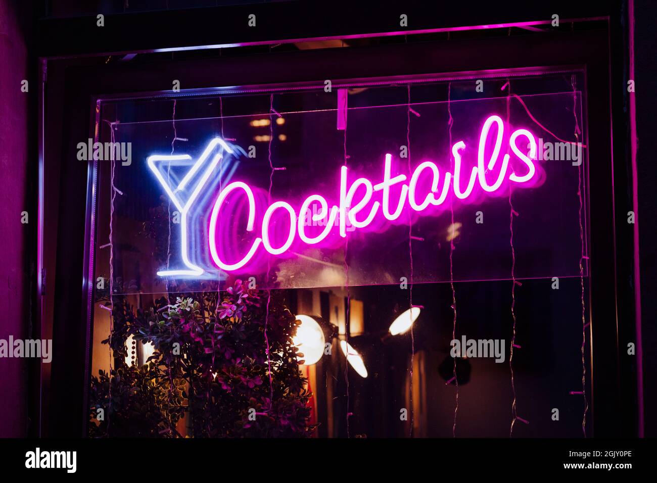 enseigne au néon cocktails verres bar vitrines publicité Banque D'Images
