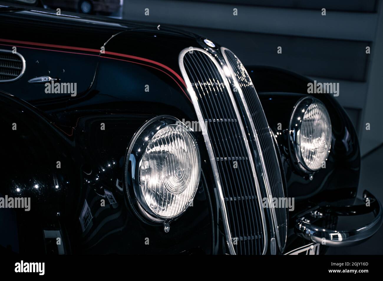 Munich/ Allemagne - Mai 24 2019: BMW 502 - berline de luxe fabriquée de 1954 à 1958 dans le musée BMW / BMW Welt Banque D'Images