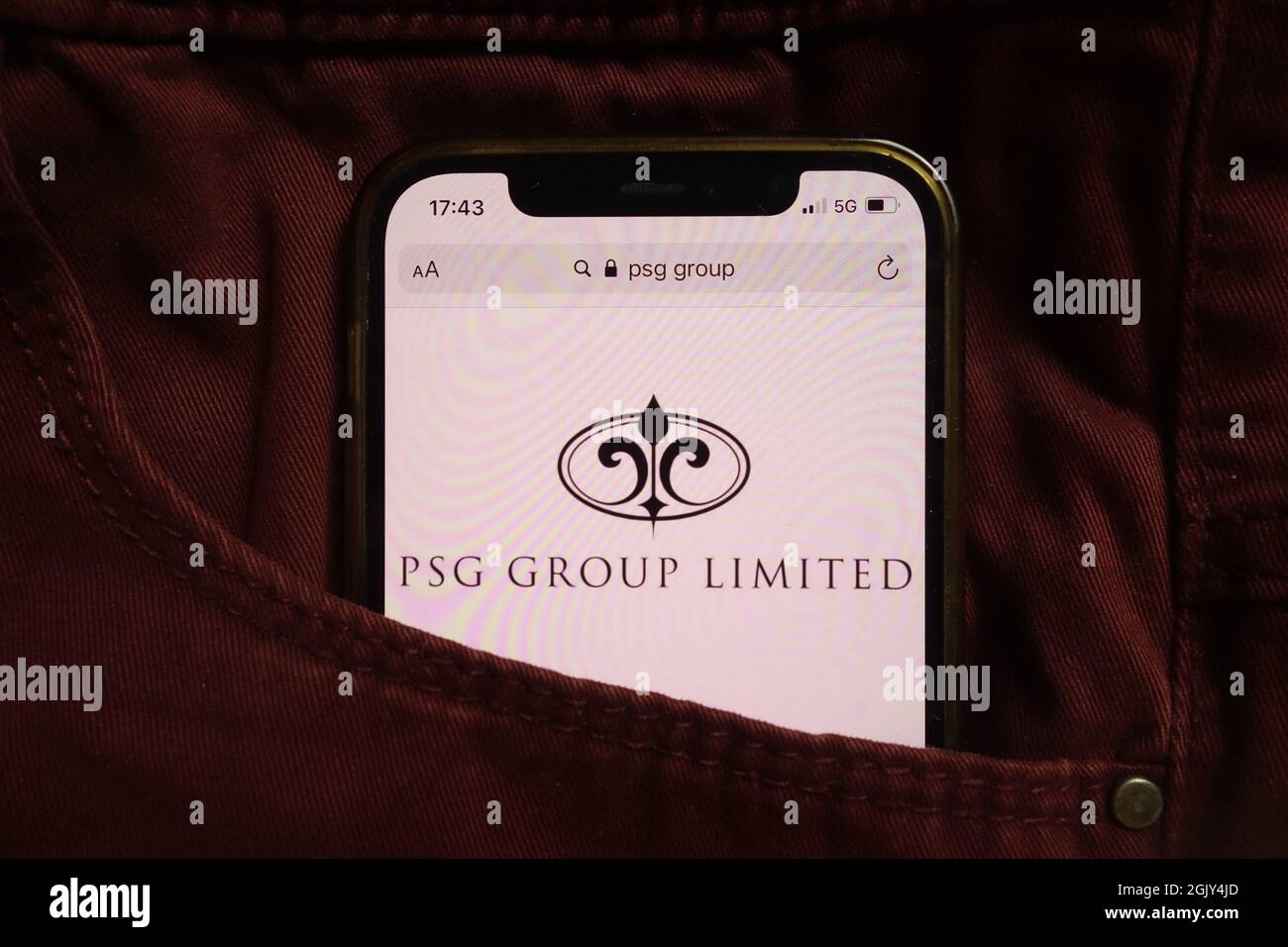 KONSKIE, POLOGNE - 04 septembre 2021 : logo du Groupe PSG Limited affiché sur un téléphone mobile caché dans une poche de jeans Banque D'Images