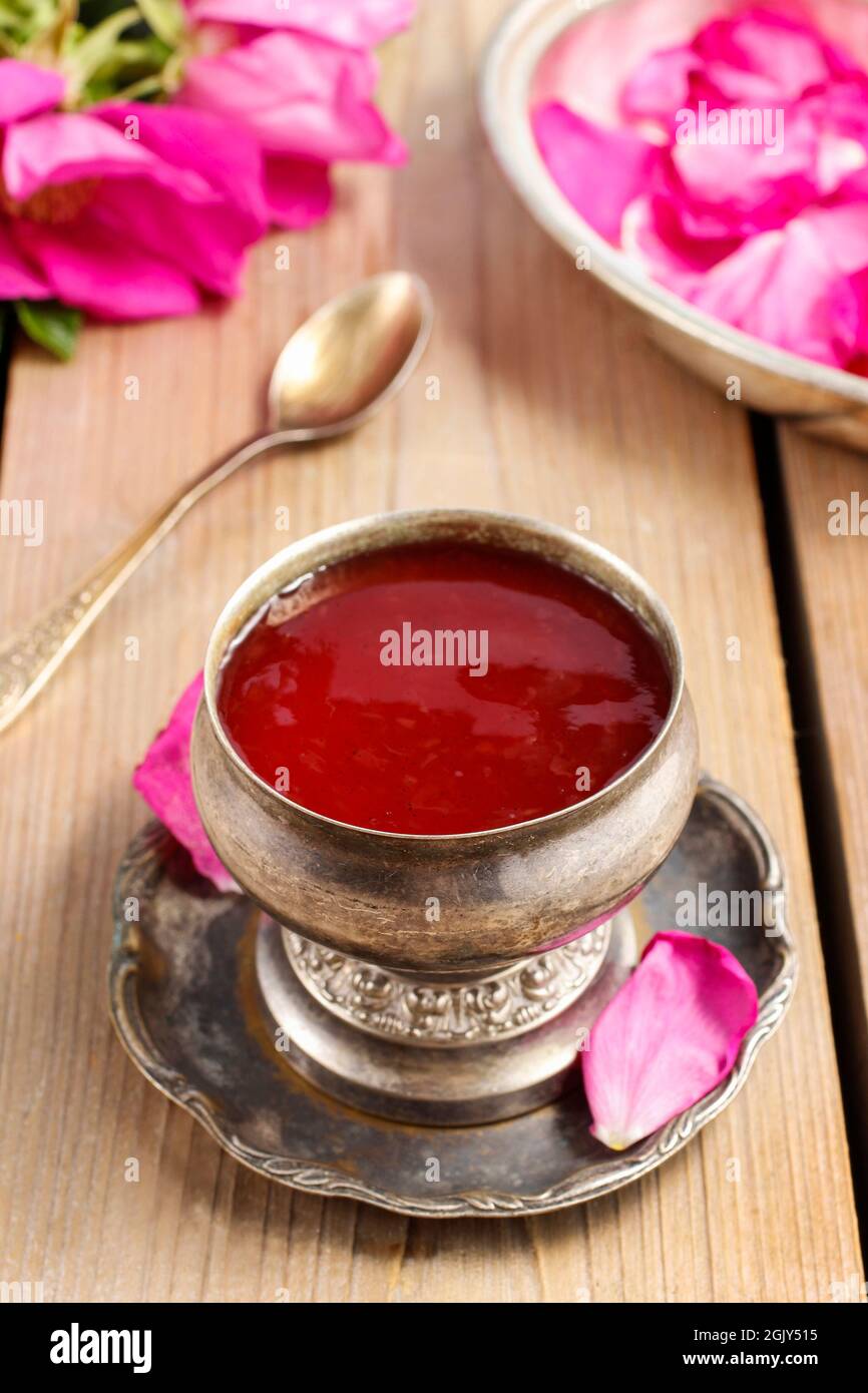 Étapes de la préparation de la gelée de roses - finale Banque D'Images