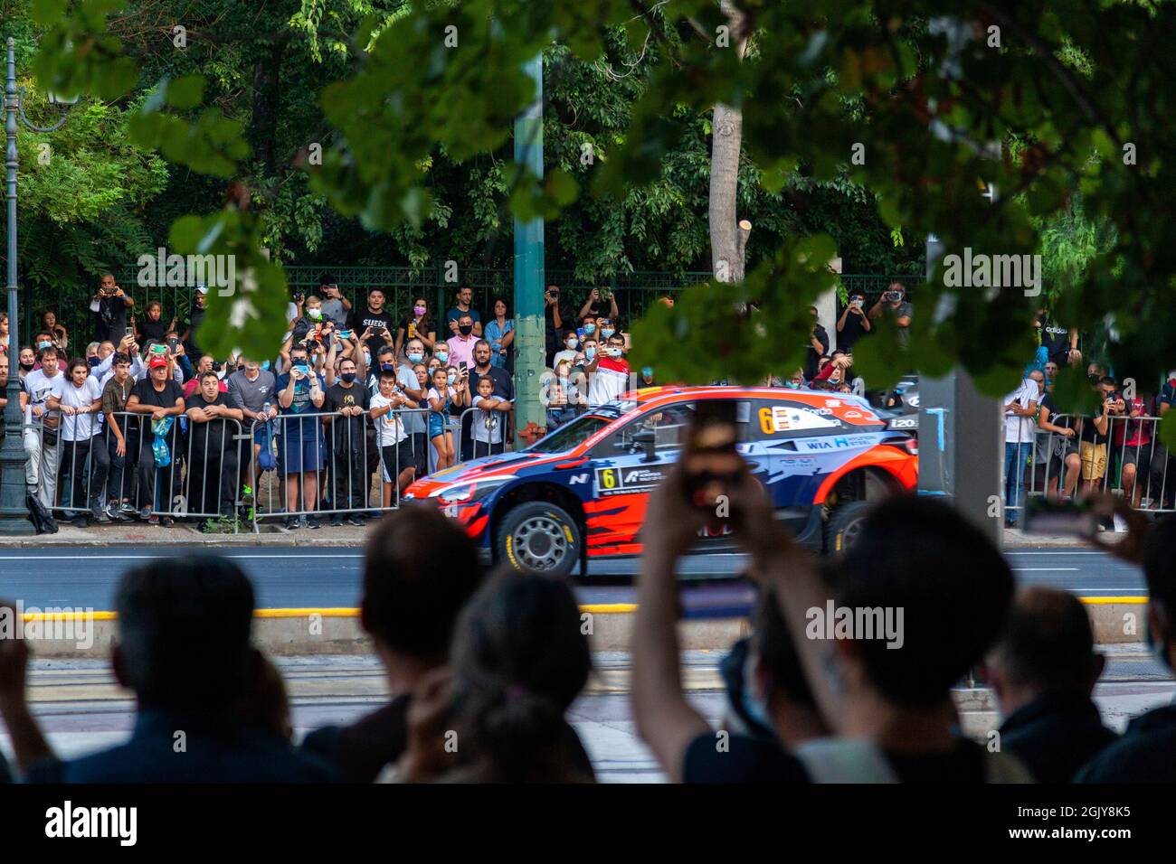Les fans ont fait des photos de Hyundai i20 coupé WRC, de l'équipe Hyundai Shell MOBIS WR, lors du Rallye Acropolis 2021, qui s'est tenu à Athènes, en Grèce. Banque D'Images
