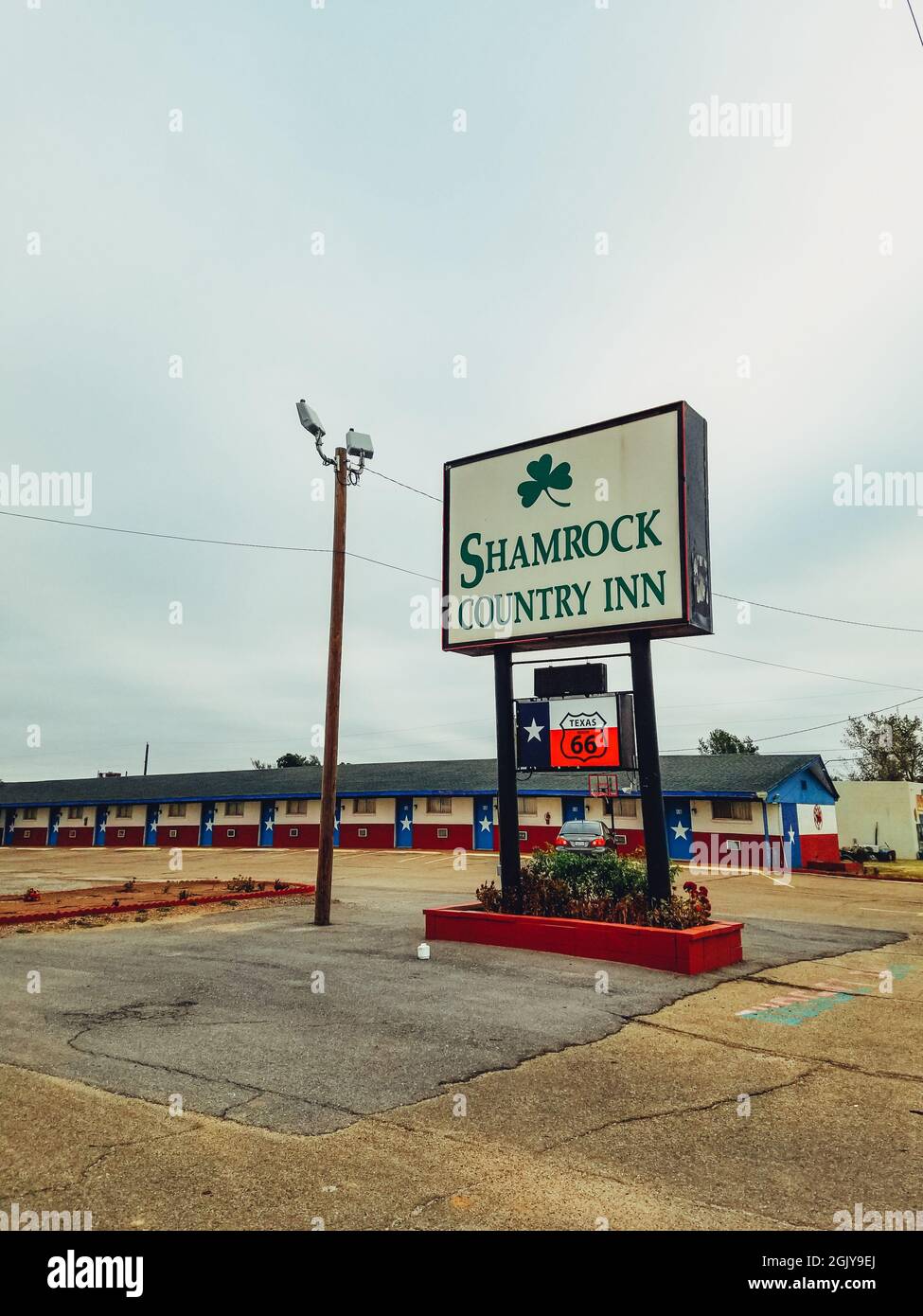 Route 66 panneau Motel Shamrock County Inn au Texas Banque D'Images