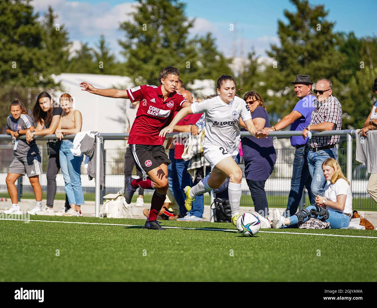 Nuremberg, Allemagne. 12 septembre 2021. Selina Garofalo (24 Andernach) et Nele Bauereisen (23 Nuernberg) pendant le 2. Match Bundesliga pour femme entre 1. FC Nuernberg et SG 99 Andernach au Sports Park Valznerweiher à Nuremberg, Allemagne. Crédit: SPP Sport presse photo. /Alamy Live News Banque D'Images