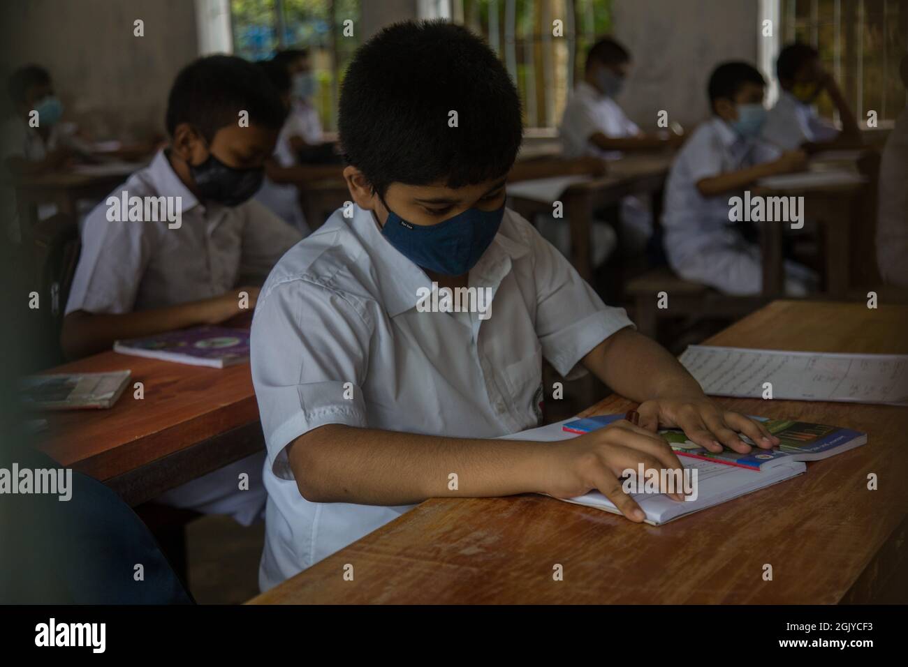 Barishal, Bangladesh. 12 septembre 2021. Les étudiants portant un masque facial fréquentent une classe à l'école Barishal Zilla après que le gouvernement ait retiré les restrictions sur les établissements d'enseignement à la suite d'une baisse de la hausse de Covid-19. (Photo de Nahid Hasan/Pacific Press) crédit: Pacific Press Media production Corp./Alay Live News Banque D'Images