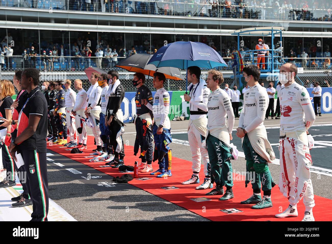 Les pilotes comme la grille observe l'hymne national. 12.09.2021. Championnat du monde de Formule 1, Rd 14, Grand Prix d'Italie, Monza, Italie, Jour de la course. Le crédit photo doit être lu : images XPB/Press Association. Banque D'Images