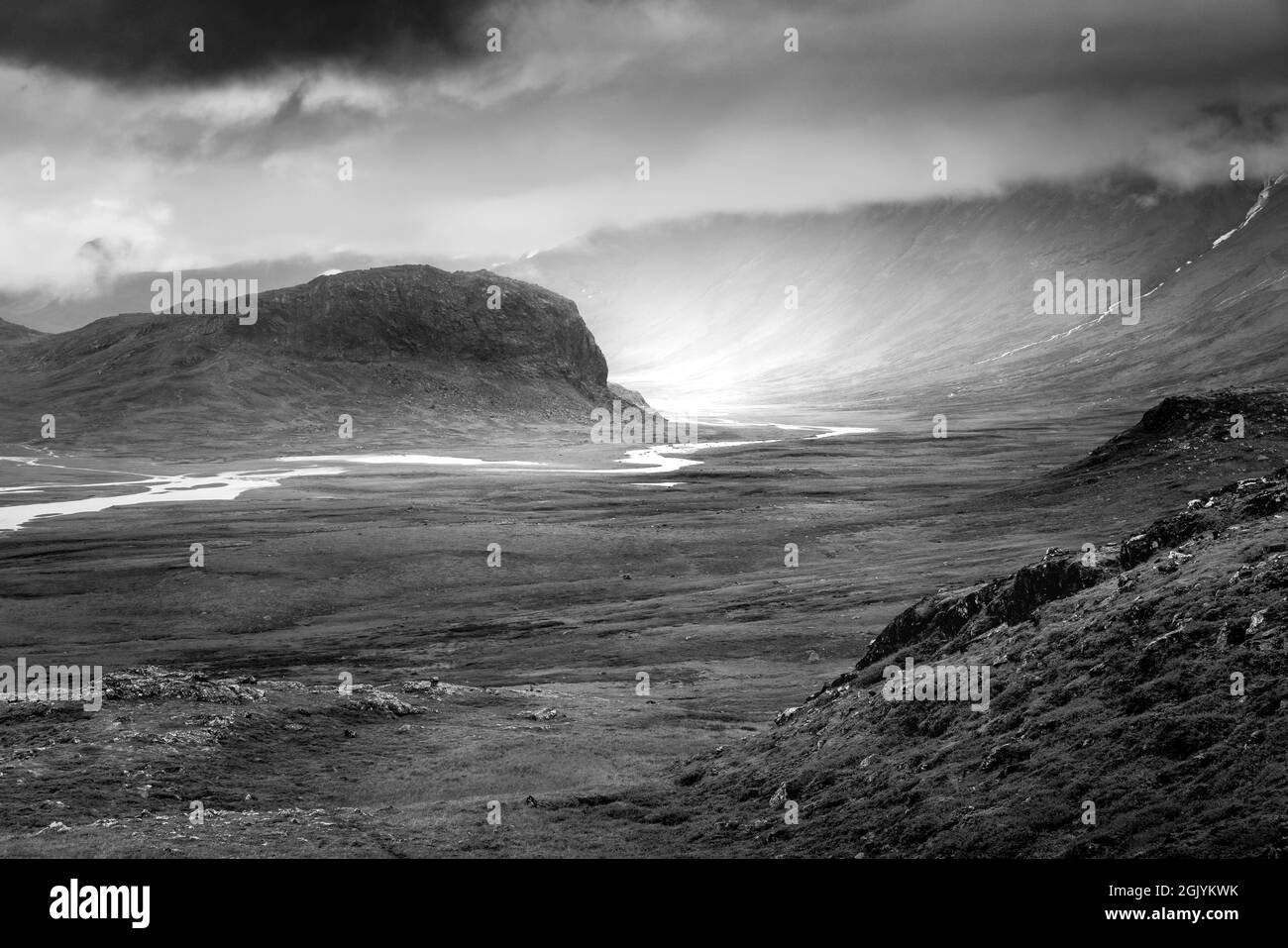 Image en noir et blanc du paysage arctique par temps extrêmement difficile dans le parc national Stora Sjofallet, en Laponie suédoise.Forte pluie et spectaculaire Banque D'Images