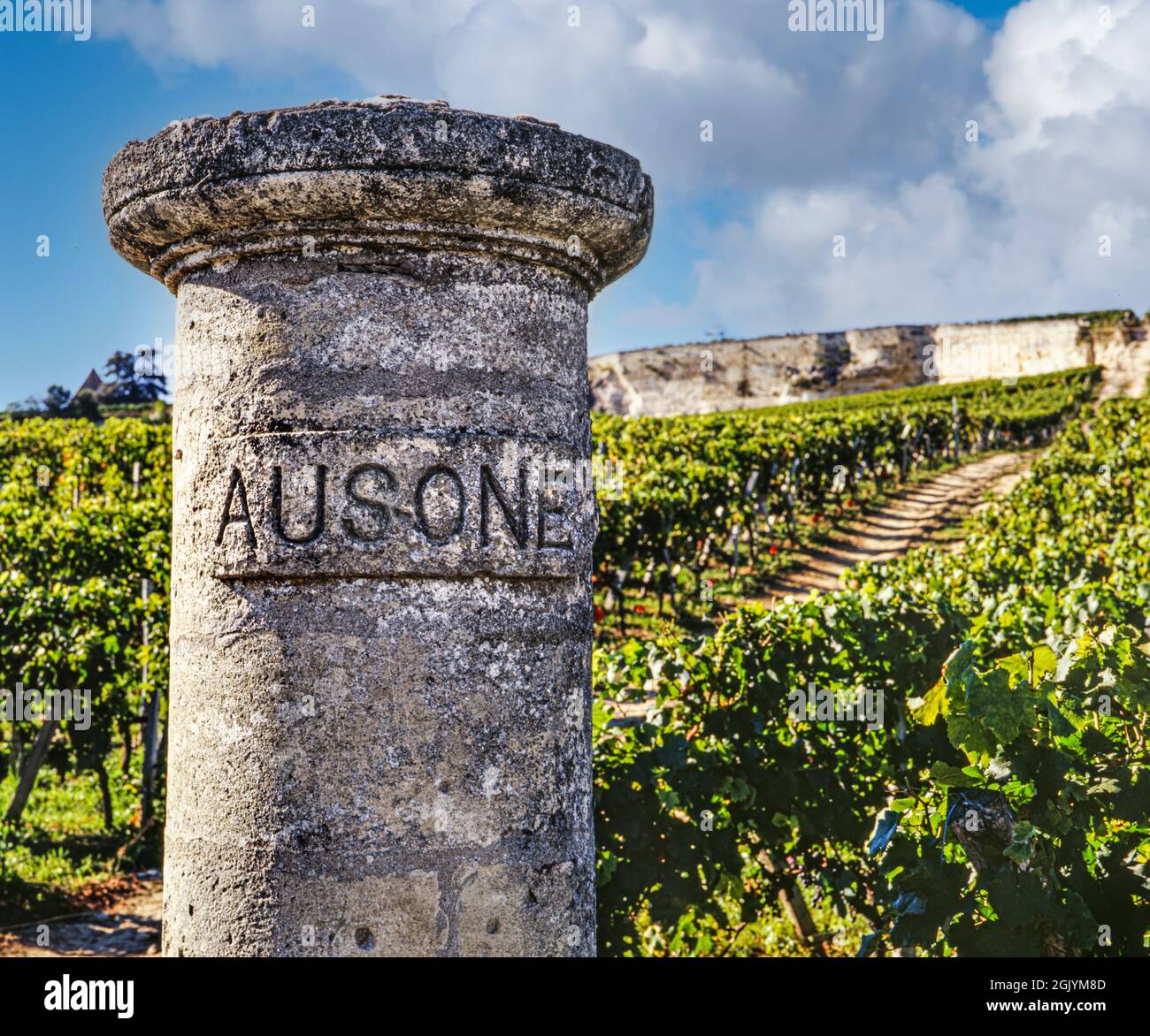 CHÂTEAU AUSONE pilier en pierre à l'entrée du vignoble Château Ausone, produisant du vin de Bordeaux Saint-Émilion appellation Bordeaux France Banque D'Images