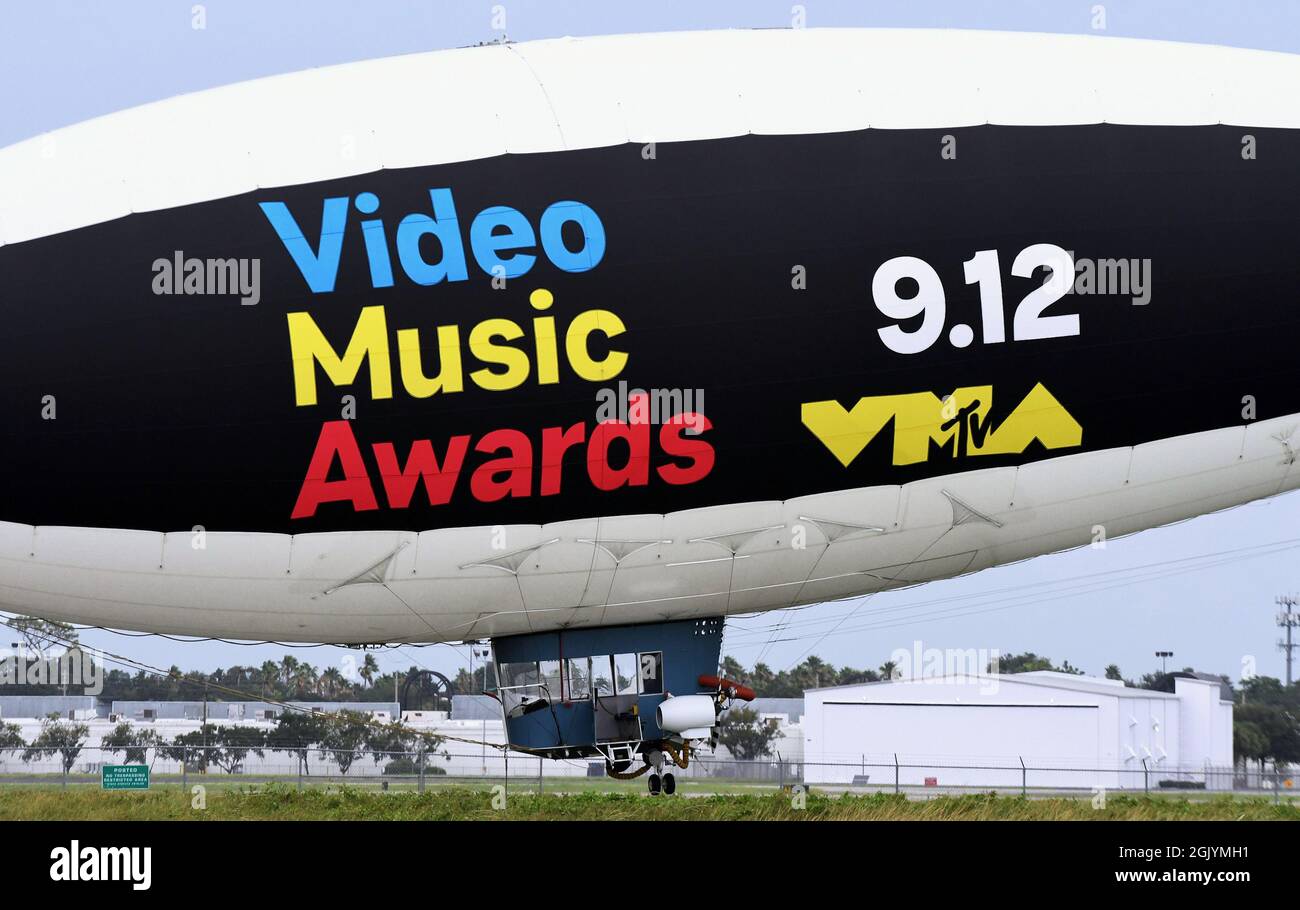 Orlando, États-Unis. 1er septembre 2021. Un blimp annonçant les MTV Video Music Awards 2021 est vu à l'aéroport exécutif d'Orlando. La cérémonie de remise des prix annuelle, qui a débuté en 1984, aura lieu cette année le 12 septembre 2021 à Brooklyn, New York. Crédit : SOPA Images Limited/Alamy Live News Banque D'Images
