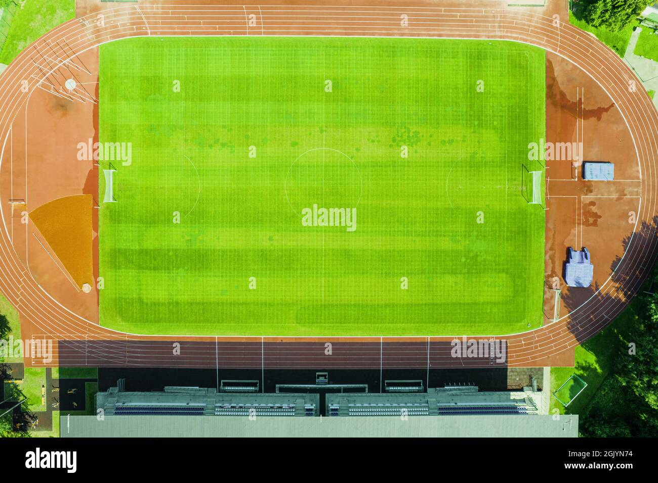 Vue aérienne sur le terrain de football vert. Nouveau stade public de football vide pour être utilisé pour le football en plein air d'en haut. Magnifique terrain de football comme concept de texture d'arrière-plan Banque D'Images