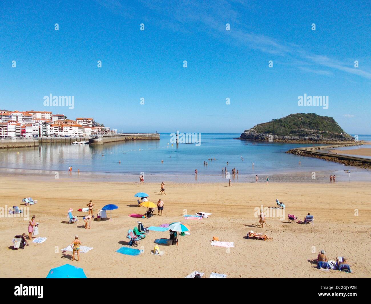 Port et plage de la commune de Lekeitio-Lequeitio, dans le pays Basque, au nord de l'Espagne. Situé à côté de la mer Cantabrique. Europe. Banque D'Images