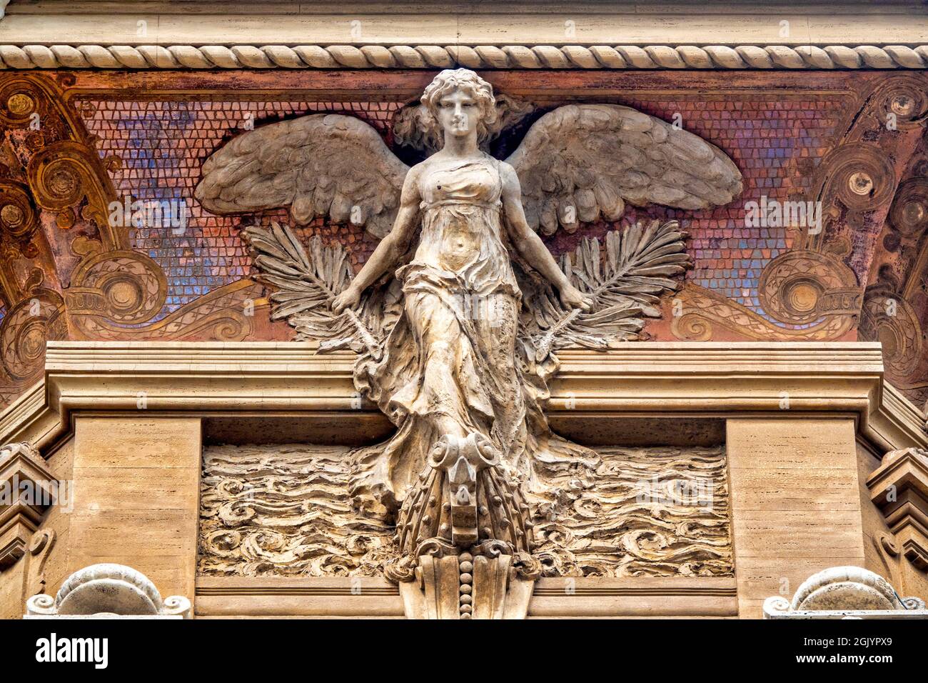 La victoire s'est envotée sur le Palazzi degli Ambasciatori dans le quartier Coppedè, Rome Italie Banque D'Images