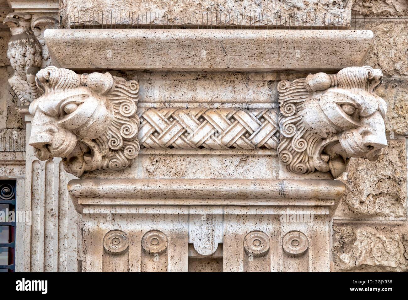 Détail des décorations sur le Palazzo del Ragno dans le quartier Coppedè, Rome Italie Banque D'Images