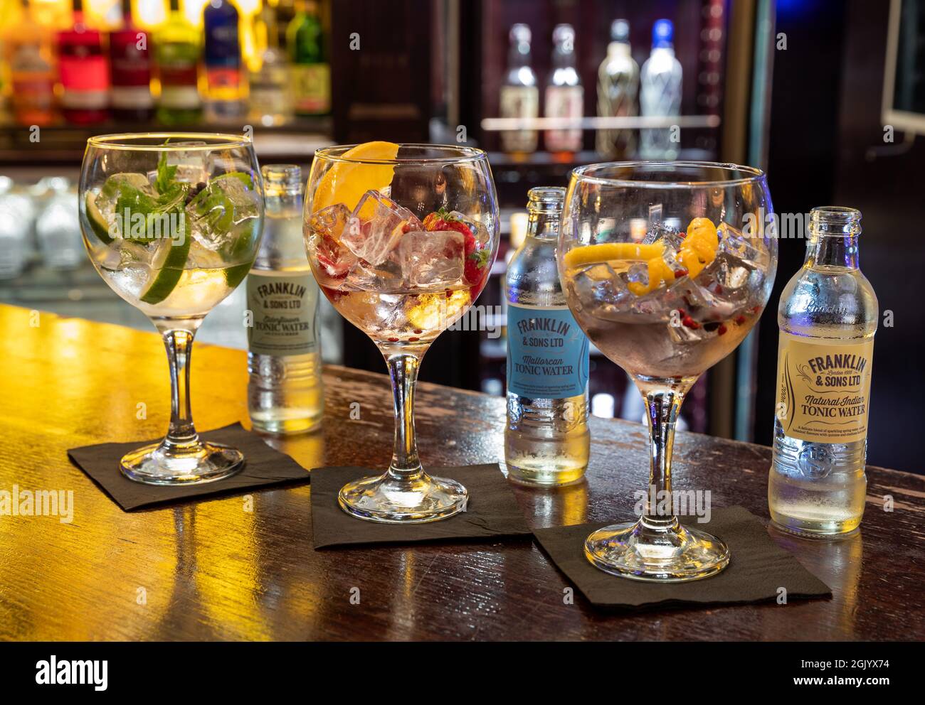 Une sélection de Gin & tonique est disponible au Copper Bar de l'hôtel Penventon Park à Redruth, en Cornouailles Banque D'Images