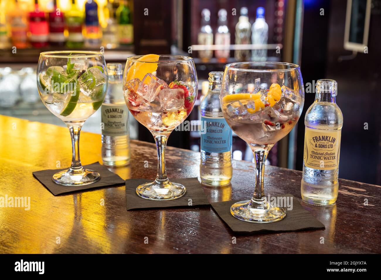 Une sélection de Gin & tonique est disponible au Copper Bar de l'hôtel Penventon Park à Redruth, en Cornouailles Banque D'Images
