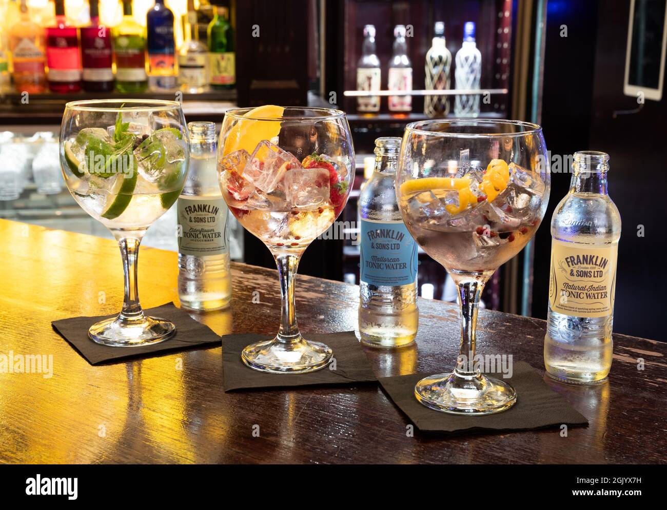 Une sélection de Gin & tonique est disponible au Copper Bar de l'hôtel Penventon Park à Redruth, en Cornouailles Banque D'Images