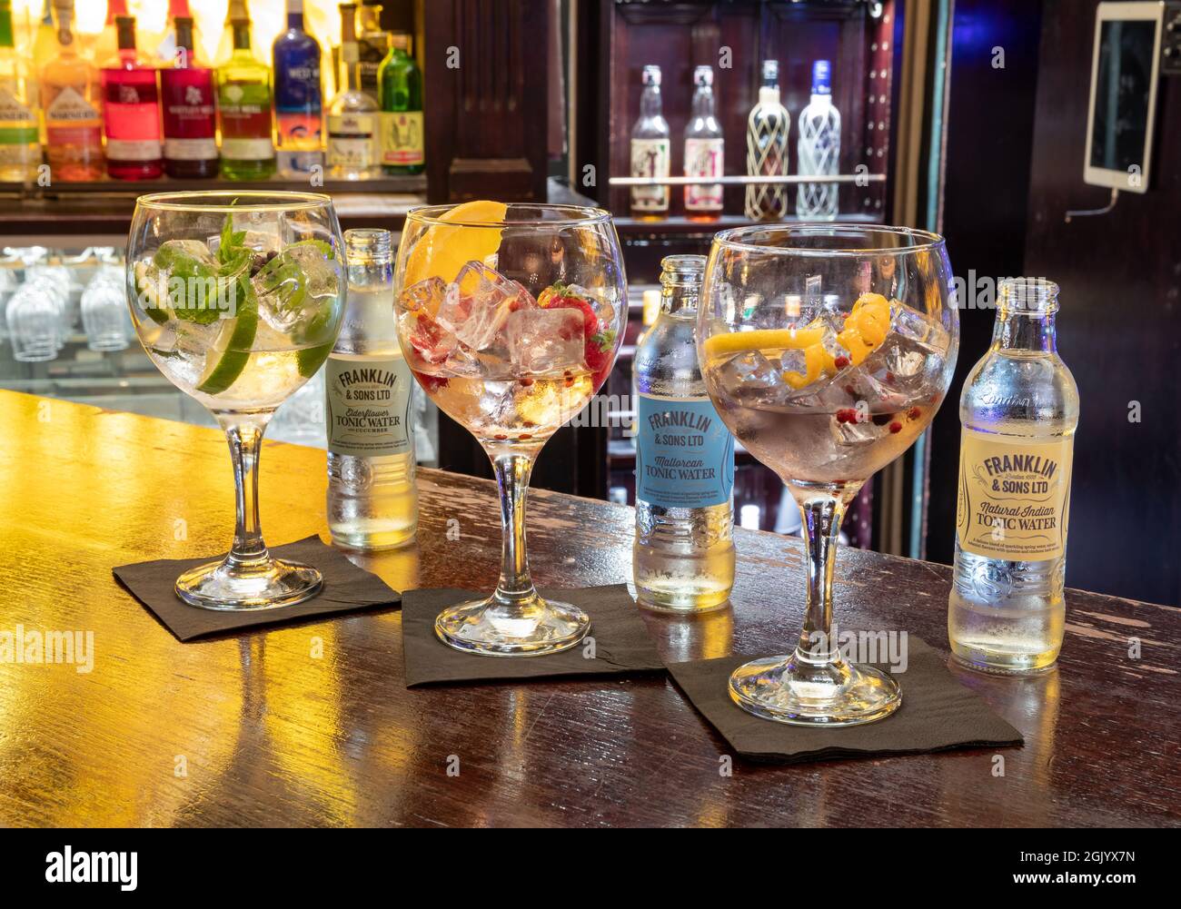 Une sélection de Gin & tonique est disponible au Copper Bar de l'hôtel Penventon Park à Redruth, en Cornouailles Banque D'Images