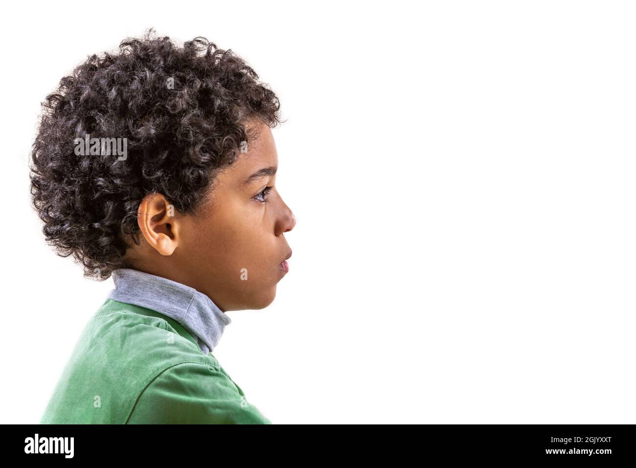 Petit portrait biracial souriant sur gros plan blanc. Sourire heureux sur fond blanc Banque D'Images